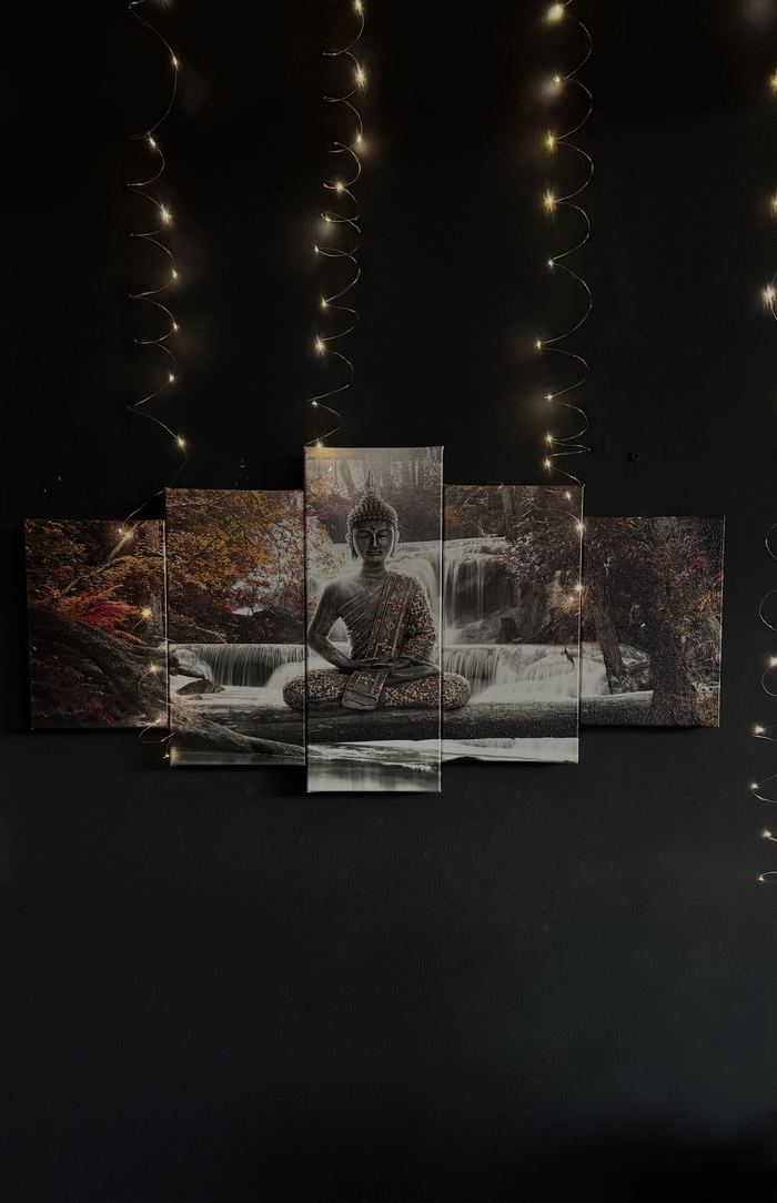 Meditatives Buddha-Wandbild mit warmen Lichterketten